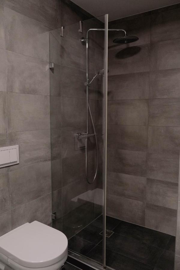 Cosy 1 Bedroom Apartment In The Heart Of Old Town With Parking Kaunas Esterno foto
